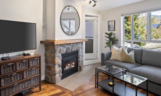 Whistler Village Condominio | Eagle Lodge 238 Quiet updated Village condo.