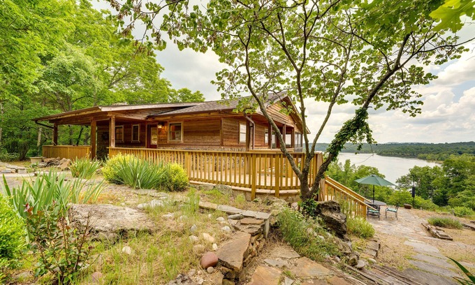 Eagle Rock Casa | Eagle Rock Gem on Table Rock Lake w/ Decks & Grill