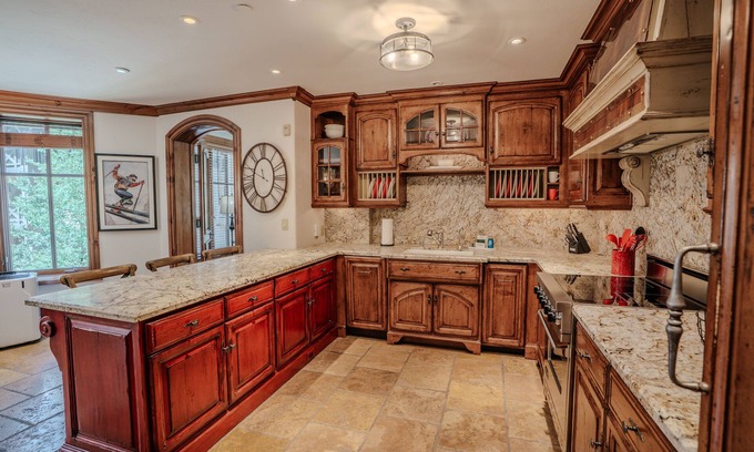 Olympic Valley Condominio | Eagle's Landing a Luxury Mountain Escape at Palisades Tahoe with Sweeping Tram & Peak Views