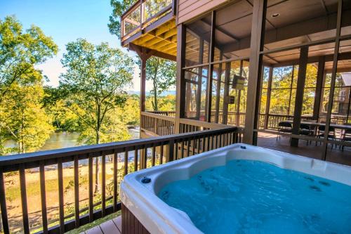Luray Cabina | Eagle's Nest- A pet friendly cabin on the river!