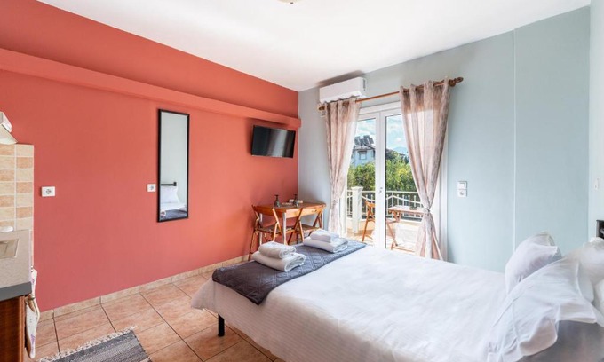 Aigio Apartamento | Eagle's Nest - 'Bella' studio flat