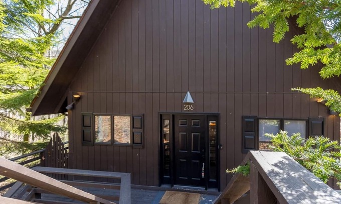 Massanutten Cabina | Eagle's Nest Cozy Cabin Mountain Retreat with WiFi, AC in McGaheysville