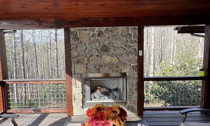 Boone Cabina | Eagle's View Cabin with Hot Tub Minutes From Downtown Boone