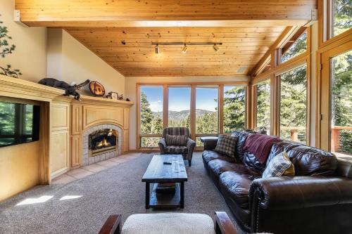Alpine Meadows Casa | Eagles Nest by Tahoe Getaways - Pet Friendly with Hot Tub, Pool Table & Shuttle to Slopes