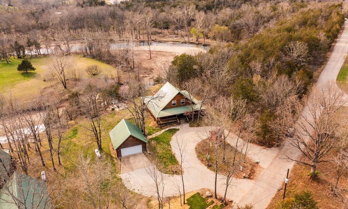 Eagle Rock Cabina | Eagles Roost. Wifi & Dog Friendly. Covered porch & upper Deck w/ Sunset Views