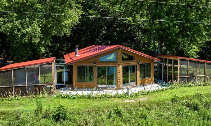 Ferryville Cabina | Eagleview Nest cabin. Spectacular Mississippi river view! Year 'round HOT TUB!