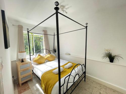 Earl's Court Casa | Earls Court 1BR with Lovely Garden View