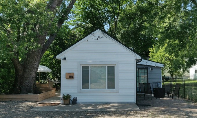 Erie Casa | East 38th Escape ~ 10 minute drive to the lake