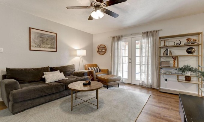 Pecan Springs Springdale Casa | East Austin 3BR 5 miles to downtown/UT stadium/Moody/SXSW. Large yard, pets Ok.