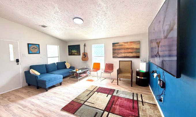Holly Casa | East Austin Crashpad - 3 bed, 1 bath, Sleeps 6