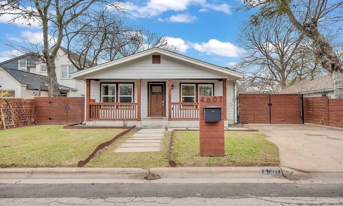 East MLK Casa | East Austin Getaway | 4BR | BBQ | Cowboy Pool | DT