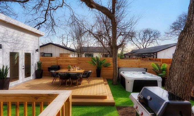 Chestnut Casa | East Austin Wellness Retreat HotTub Sauna Fire Pit
