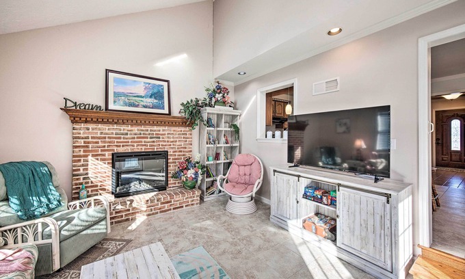 East Earl Casa | East Earl Retreat w/ Hot Tub < 4 Mi to Town!