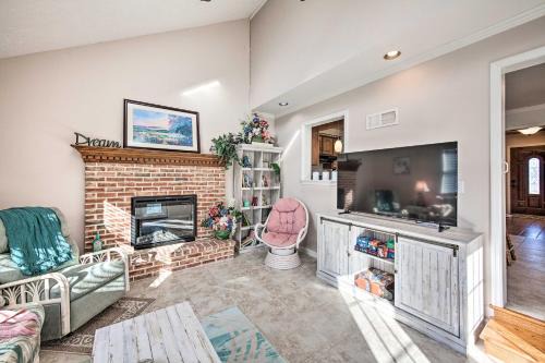 East Earl Casa | East Earl Retreat with Hot Tub Less Than 4 Mi to Town!