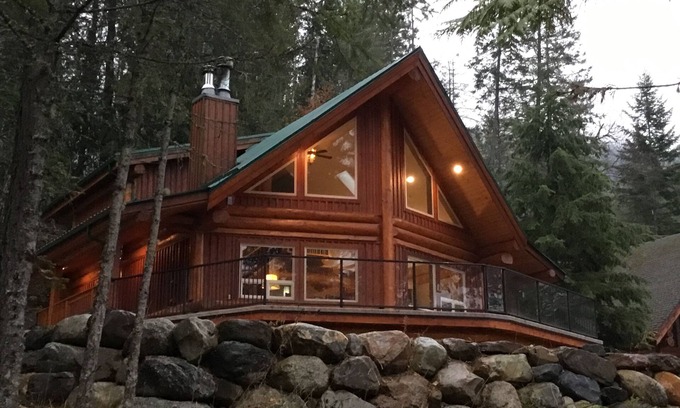 Central Kootenay Cabina | Kootenay East Shore Retreat