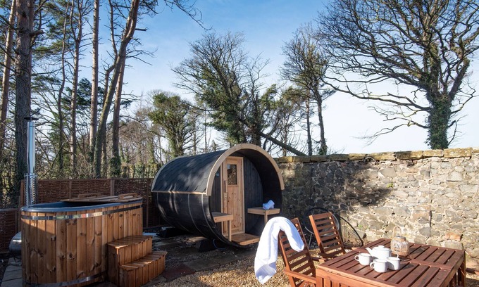 Belford Cabaña | East Lodge, Home Farm - holiday home that sleeps 5 guests in 2 bedrooms