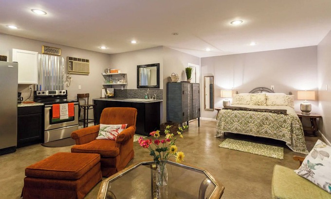 Lockeland Springs Cabaña | East Nashville - walk your dog to Downtown! Two short-end blocks to 5 Points!