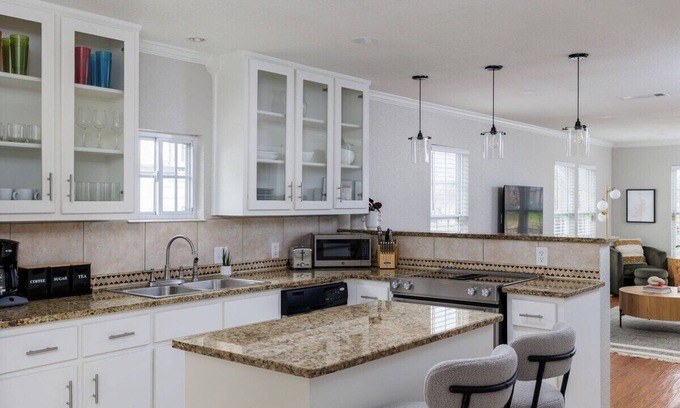 McKinley Heights Casa | East Side Charmer, King Bed, 3 BR, Close to UT