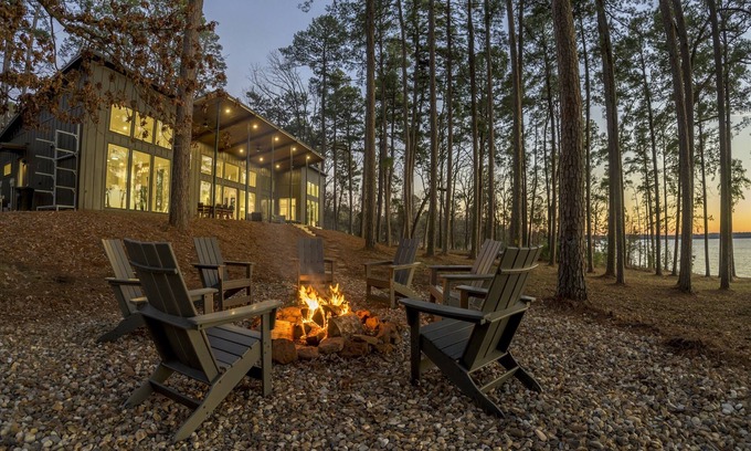 Avinger Casa | East Texas Lake House | Private 10-Acre Waterfront