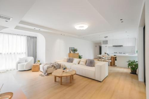 Xujiahui Apartamento | Eastern Hub - ZhongShan Park Branch Three Bedroom Bright French Windows, Open Kitchen in Downtown Area
