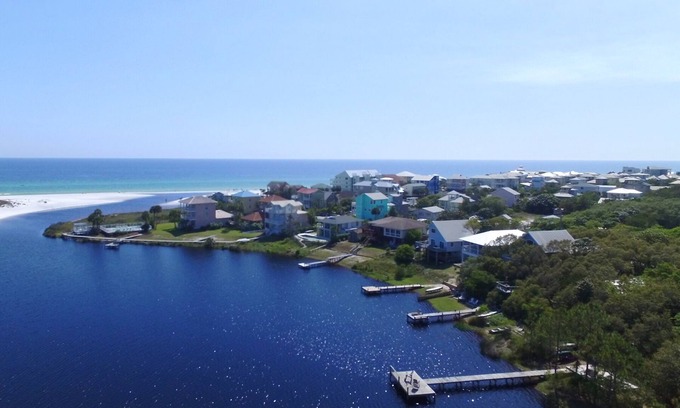 Seagrove Beach Casa | "Of Days Gone By": Cabaña de 2 dormitorios frente al lago
