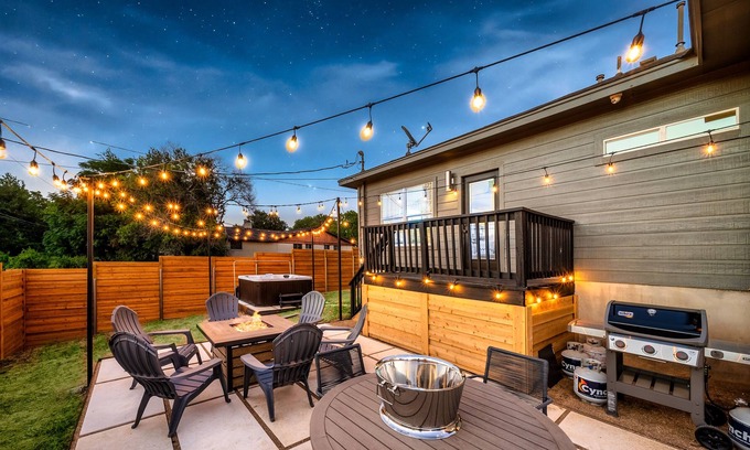Pecan Springs Springdale Casa | Eastside Gem l Sleep 16 l Hot tub