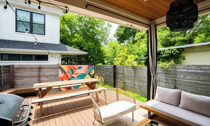 Govalle Casa | Eastside Two House Compound *Walk to Bars & Food*
