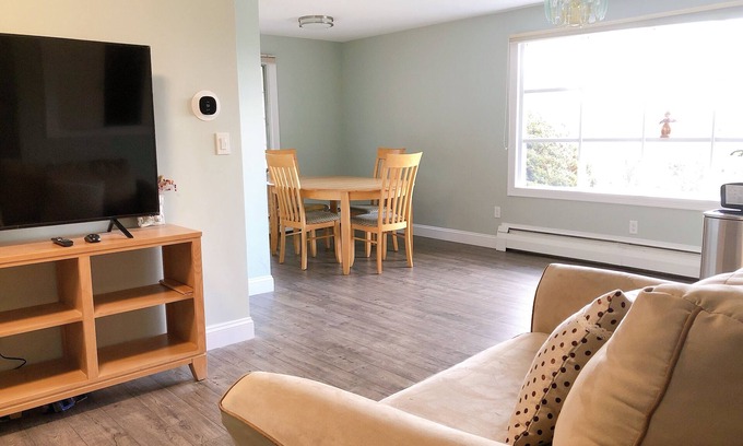 Readville Casa | Easy access! 1br, 5 min walk to T train, easy access to Highway