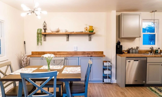 North Charleston Casa | Easy access to downtown, airport, West Ashley and more. Clean and Cozy!