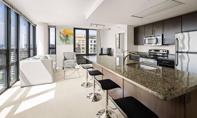 Pentagon City Apartamento | Easy Downtown DC Access , 2BR w/ Terrace + Gym