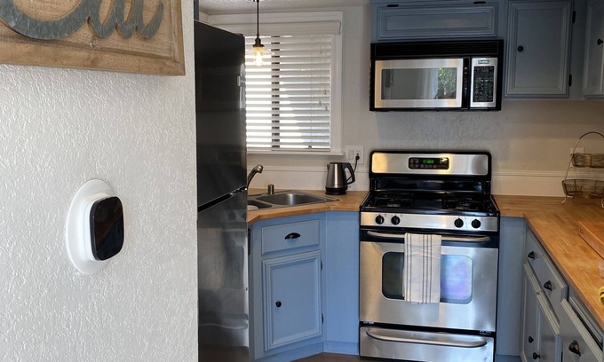 Laguna Niguel Condominio | Queen + baño privado en 2 dormitorios compartidos