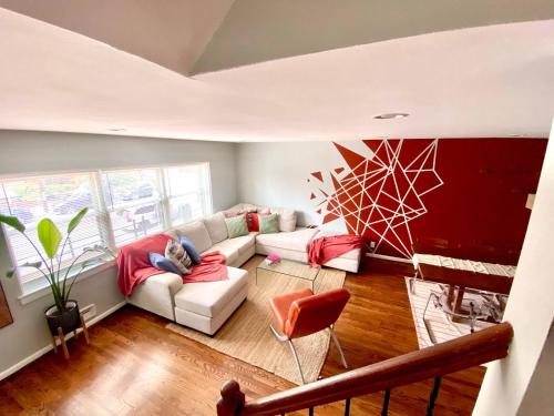 The Heights Apartamento | Easy PATH&Bus access- NYC| designer home + Deck.