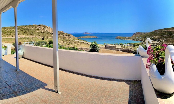 Kampos Casa | Easy to access and next to the two organized beaches of the island.