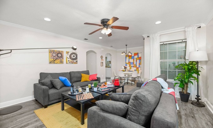 Arlington Apartamento | Easy walk to AT&T Stadium/Texas Live/Globe Life Field, Sleeps 12 Comfortably!