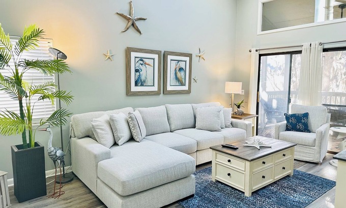 Hilton Head Island Condominio | * Excepcional * Renovación en 2018 * A pie de playa * Porche cubierto con vista a la piscina