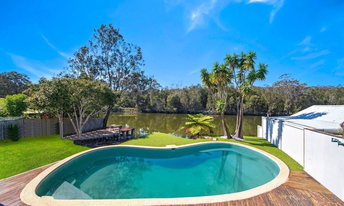 Wyong Casa | Easygoing Poolside Relaxation on Wyong River