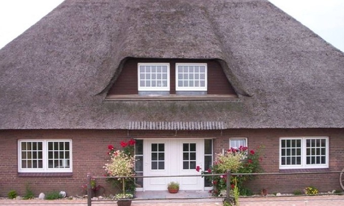 Galmsbull Apartamento | Ebb and flow - thatched roof house, garden, sauna