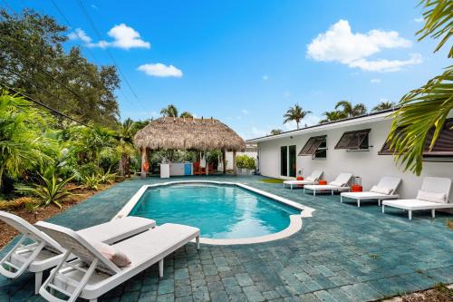 Garden Isles Casa | Eccentric home with pool tiki hut & outdoor kitchen