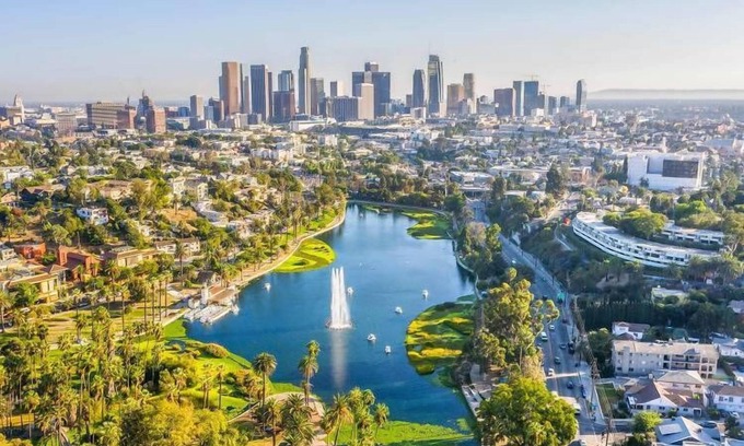 Downtown Los Angeles Condominio | Echo Lake view condo - newly renovated - centrally located