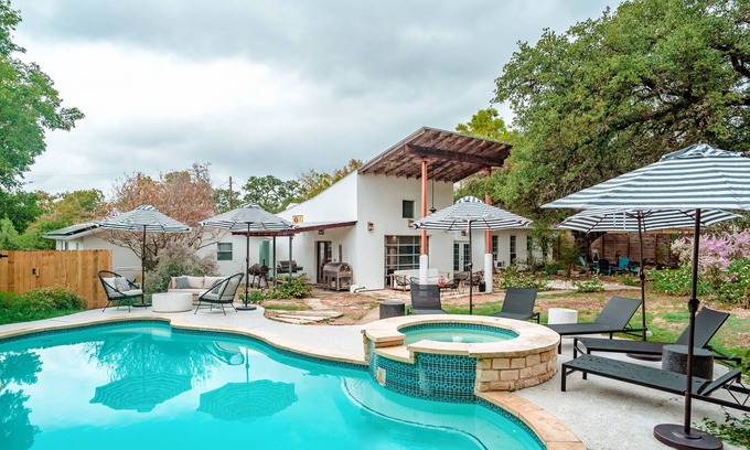 South Congress Casa | Eclectic 4-bdrm house centrally located to F1 & Downtown w Heated Pool, Hot tub
