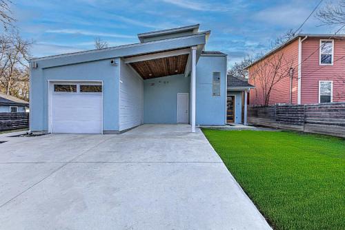 MLK Casa | Eclectic 6 BDR for Family of 20 Mins to 6th St & DT