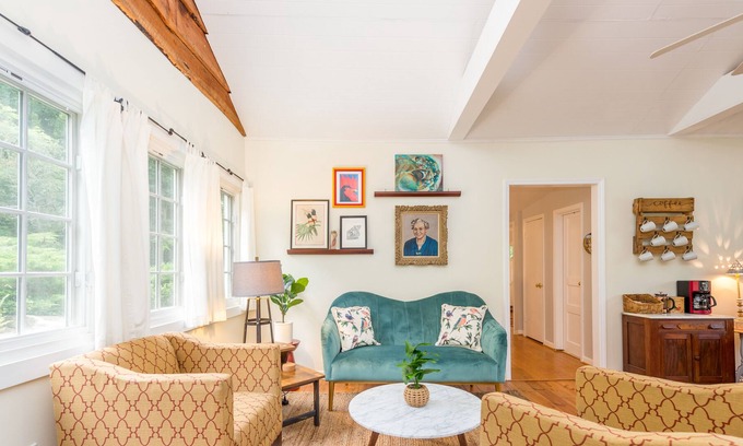 Hendersonville Cabina | Eclectic Artist's Retreat: 2 King Beds Mountain Cabin