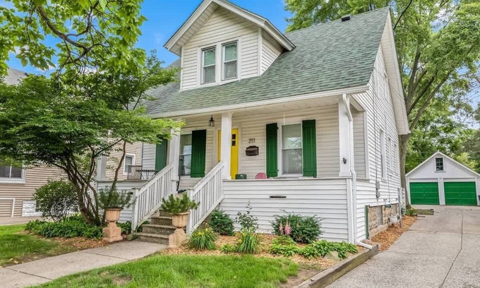 Royal Oak Casa | Eclectic Bungalow in the Heart of Royal Oak
