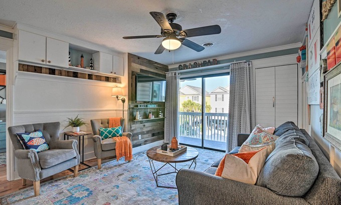Surfside Beach Condominio | Eclectic Condo w/ Balcony: 1 Block to Beach!