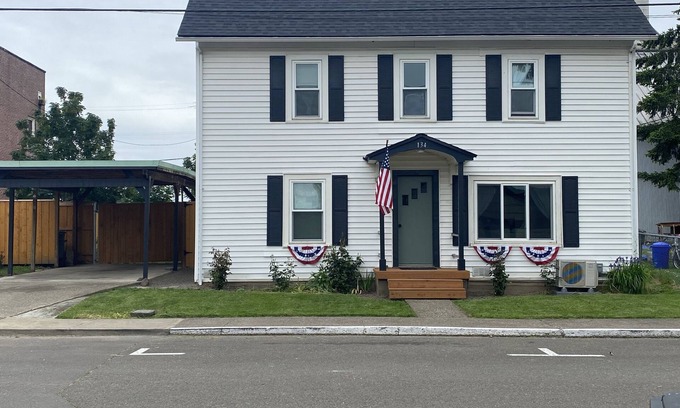 Carlton Casa | Eclectic cottage, steps from downtown
