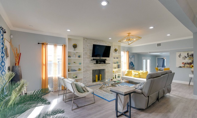 Riverside Terrace Casa | Eclectic Houston Home w/ Pool Table, 5 Mi to Dtwn