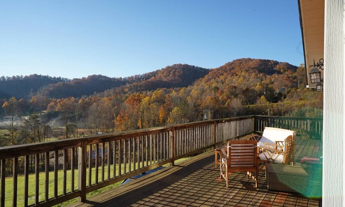 Leicester Casa | Eclectic Mountain Home with Gorgeous Valley View on 7 Acres