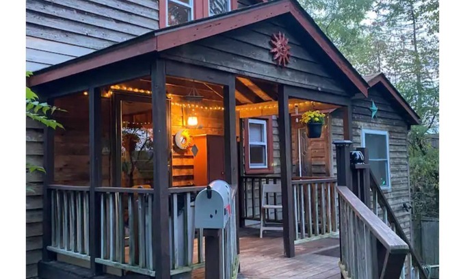 Historic Huguenot Street Casa | Eclectic one-bedroom house
