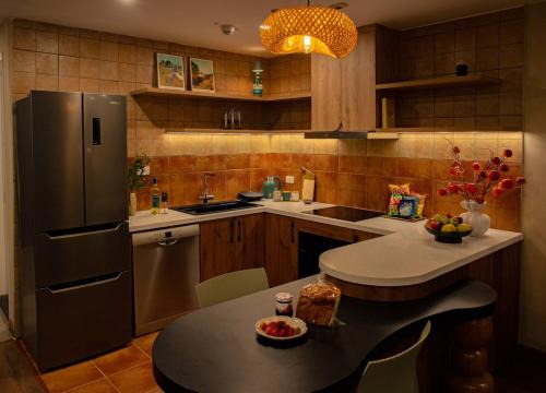 Quang An Apartamento | Eclectic & Popart 2 BR Apt with Lake view