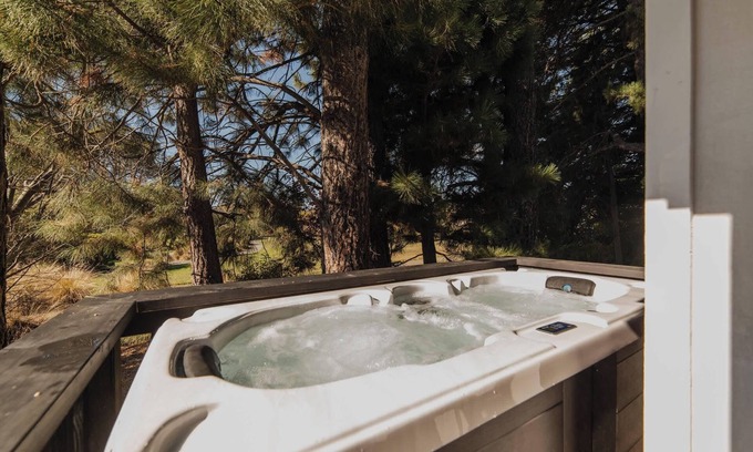 Lake Tekapo Casa | Eclipse Haven | 2BR + Hot Tub + Parking | Sleeps 5